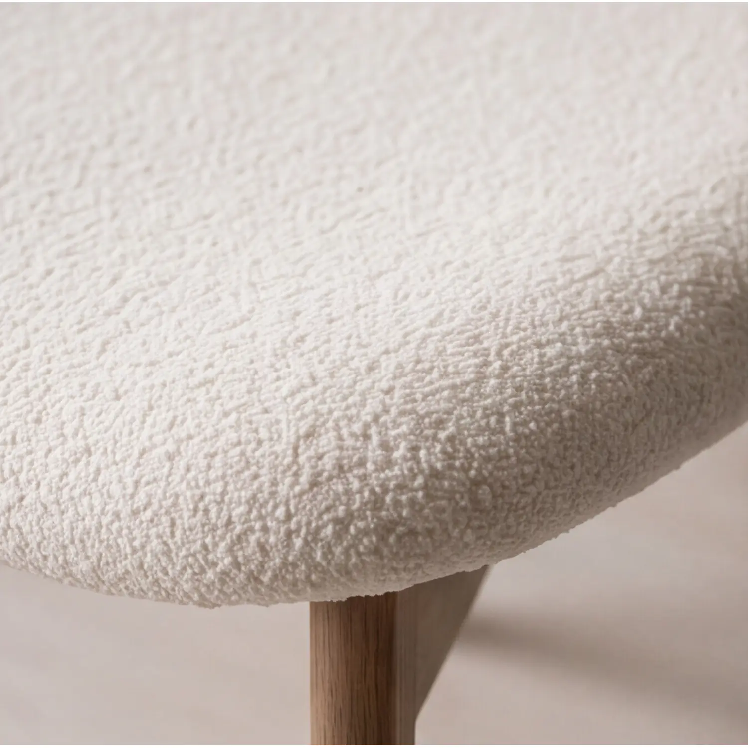 Lot de 2 chaises en bois clair et tissu boucle beige