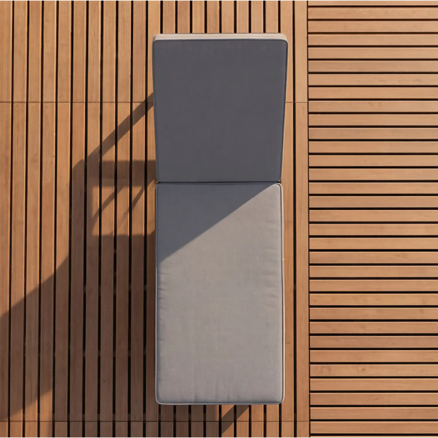 Bain de soleil en aluminium avec coussin gris