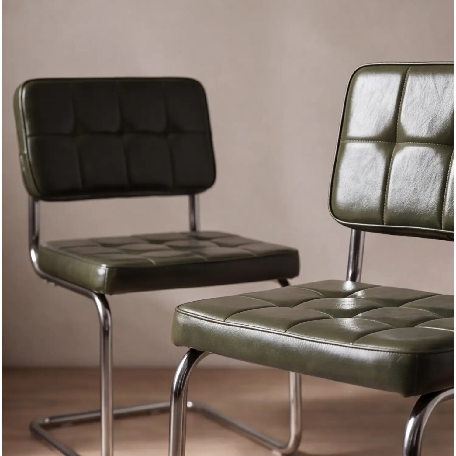 Lot de 2 chaises cantilever en simili vert kaki