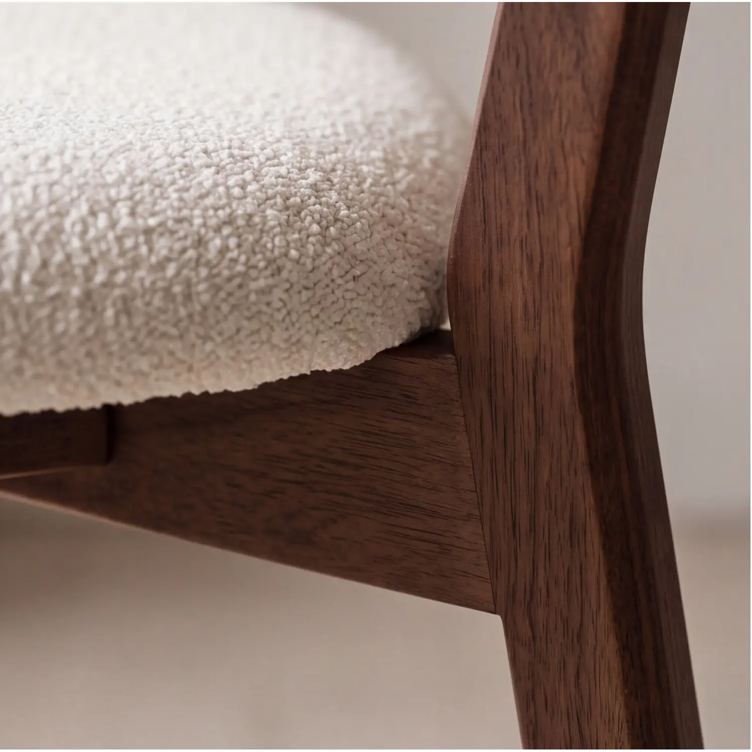Lot de 2 chaises en bois foncé et tissu boucle beige