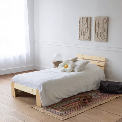 Letto in legno con testiera...