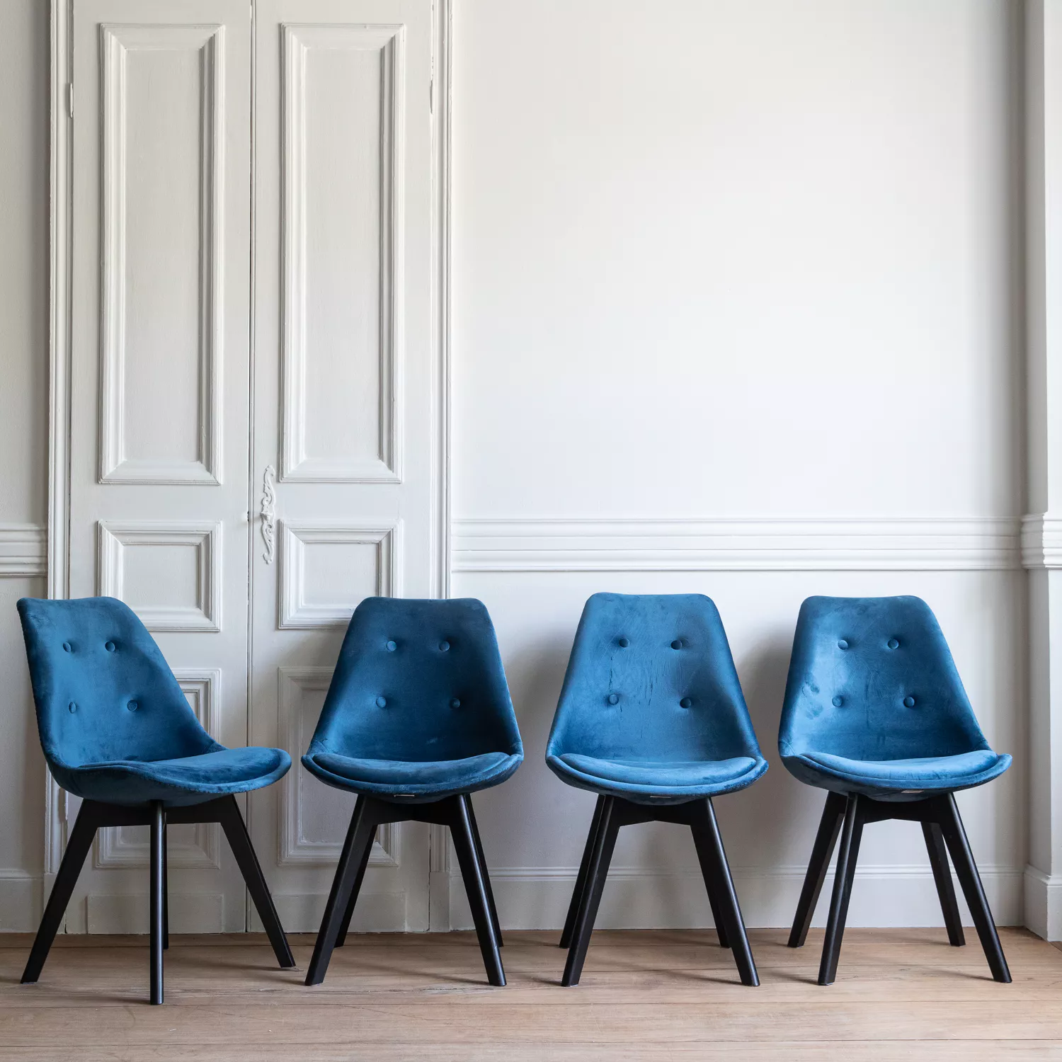 Set van 4 blauwe NORA fluwelen stoelen met kussen