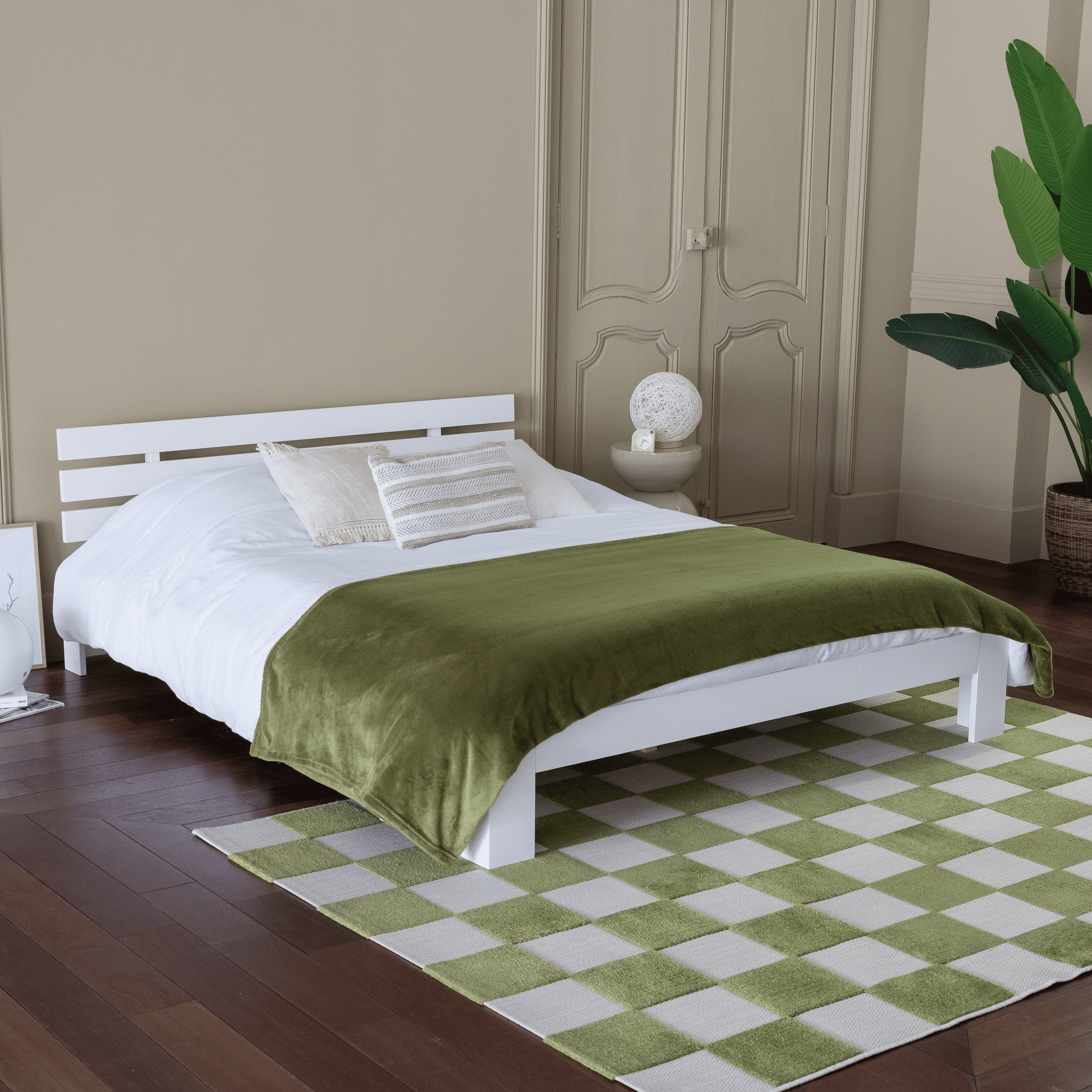 Cama de madera con cabecero...