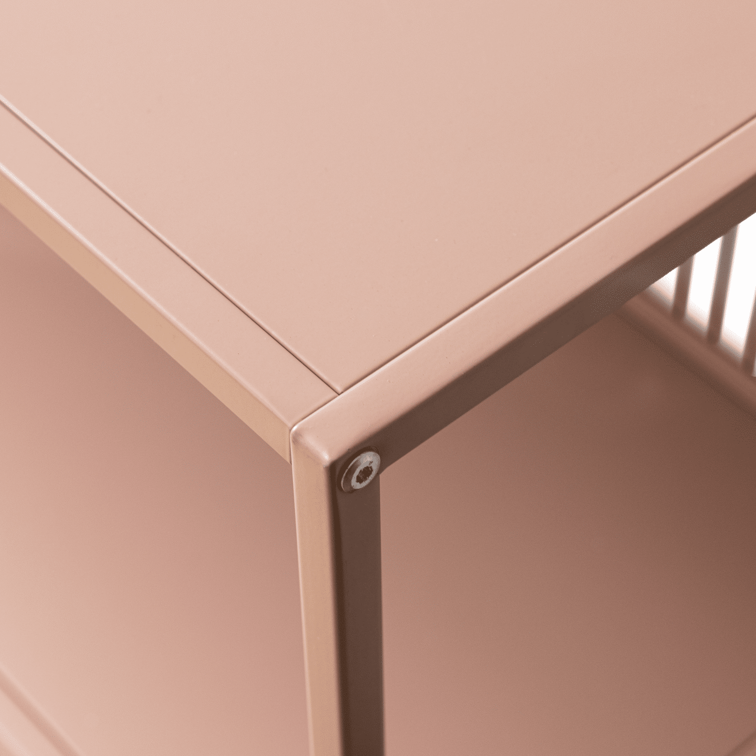 Vieja estantería de metal rosa EMILIA