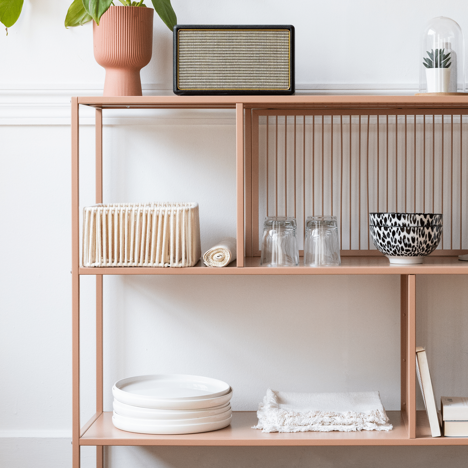 Vieja estantería de metal rosa EMILIA