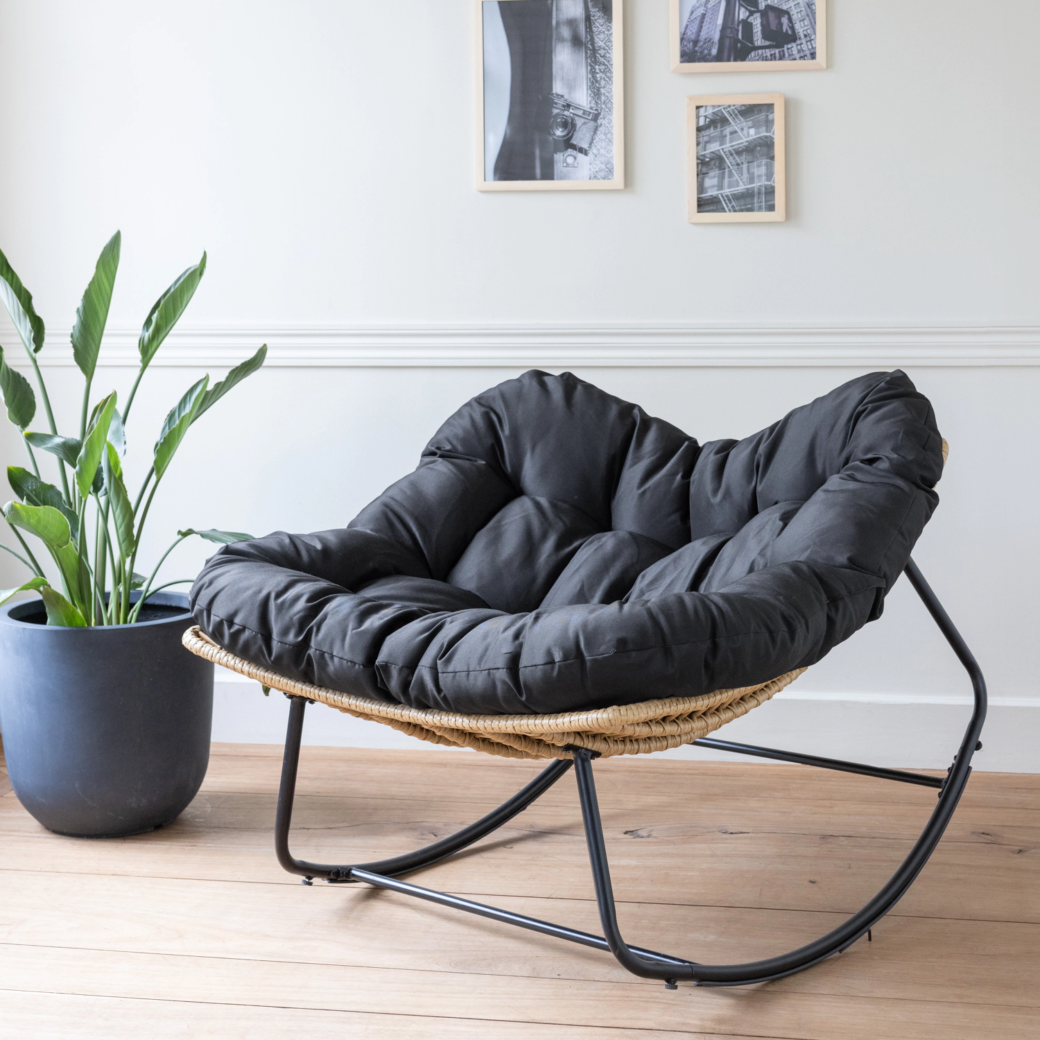 Schaukelsessel aus synthetischem Rattan mit schwarzem Kissen CINTA