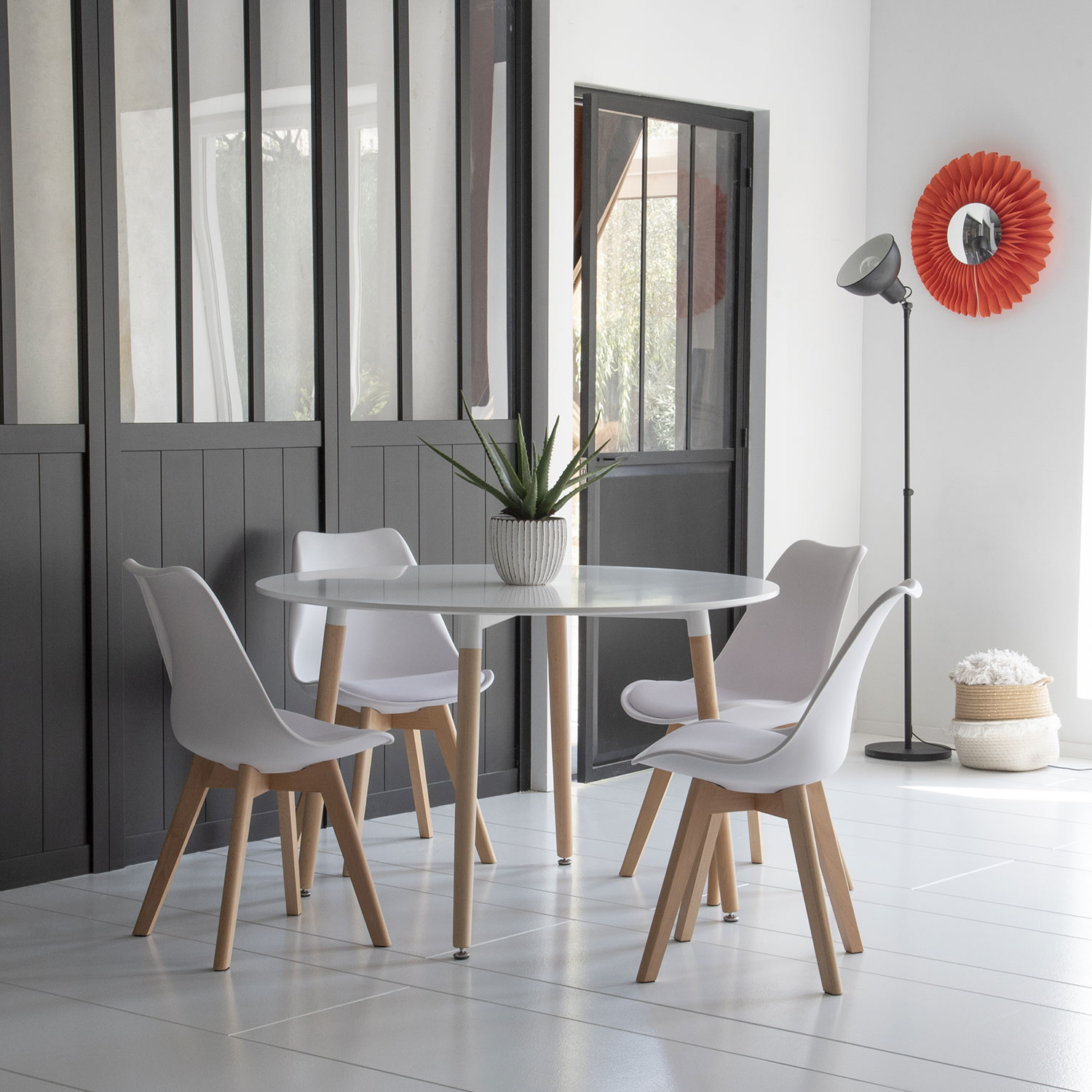 MARTHA 120cm ronde tafel en 4 NORA stoelen wit