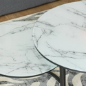 Set van 2 VIOLETTE witte glazen salontafels met marmereffect