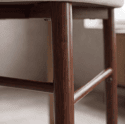 Conjunto de 2 bancos de bar em metal com efeito madeira bege e escura