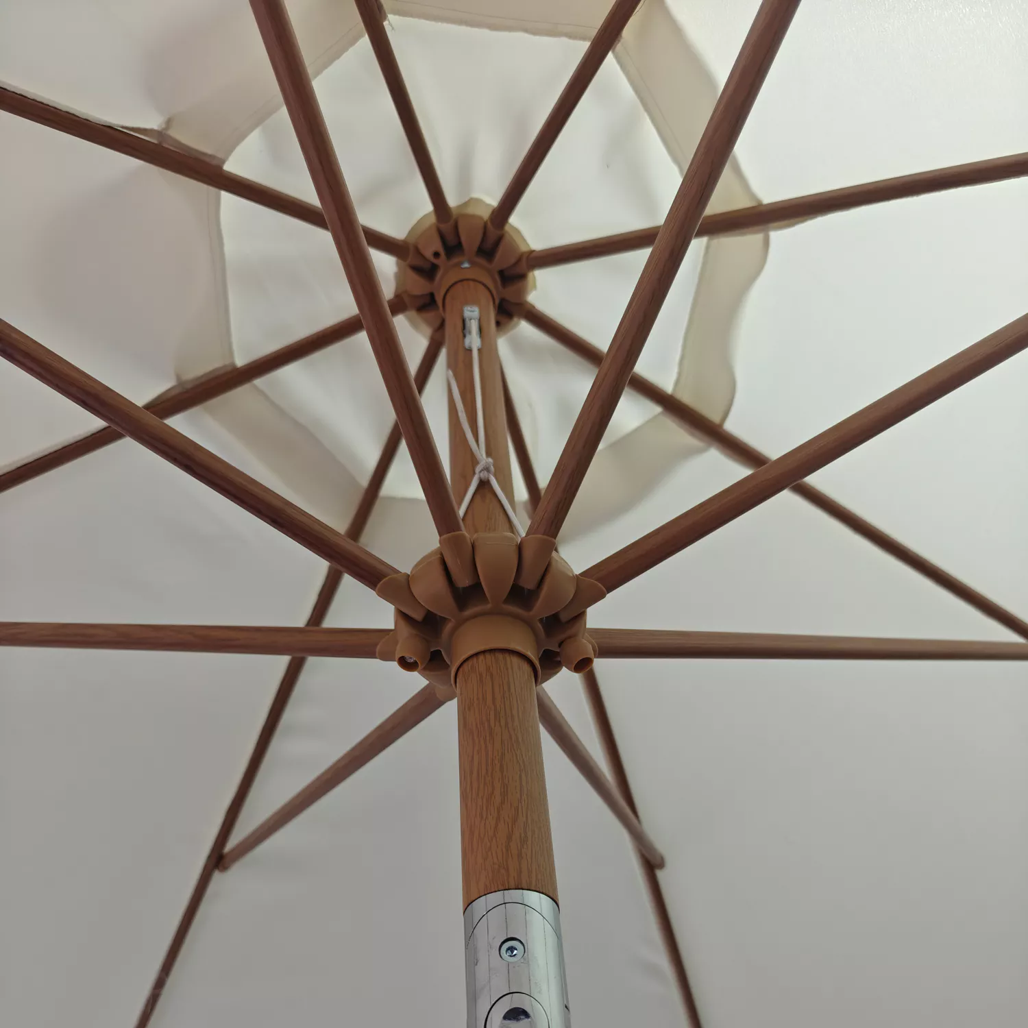 Sombrilla redonda recta HAPUNA de 3,30 m de diámetro efecto beige y madera