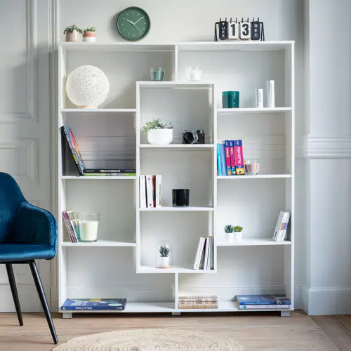 Weißes Bücherregal