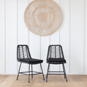 Set van 2 zwarte kunststof rotan stoelen met kussens OKA