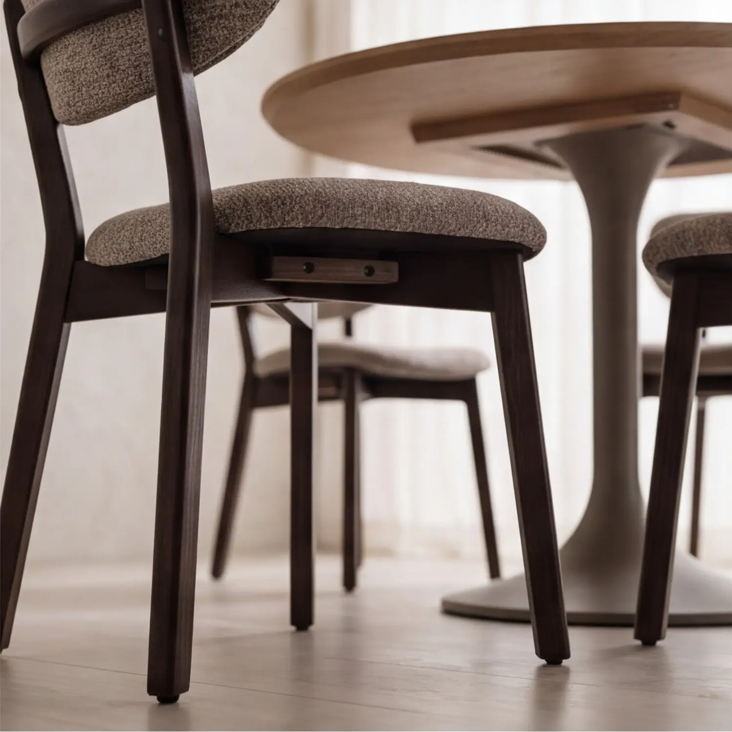 2er-Set Holzstühle in dunkler Nussbaum-Optik und meliertem Stoff in Taupe