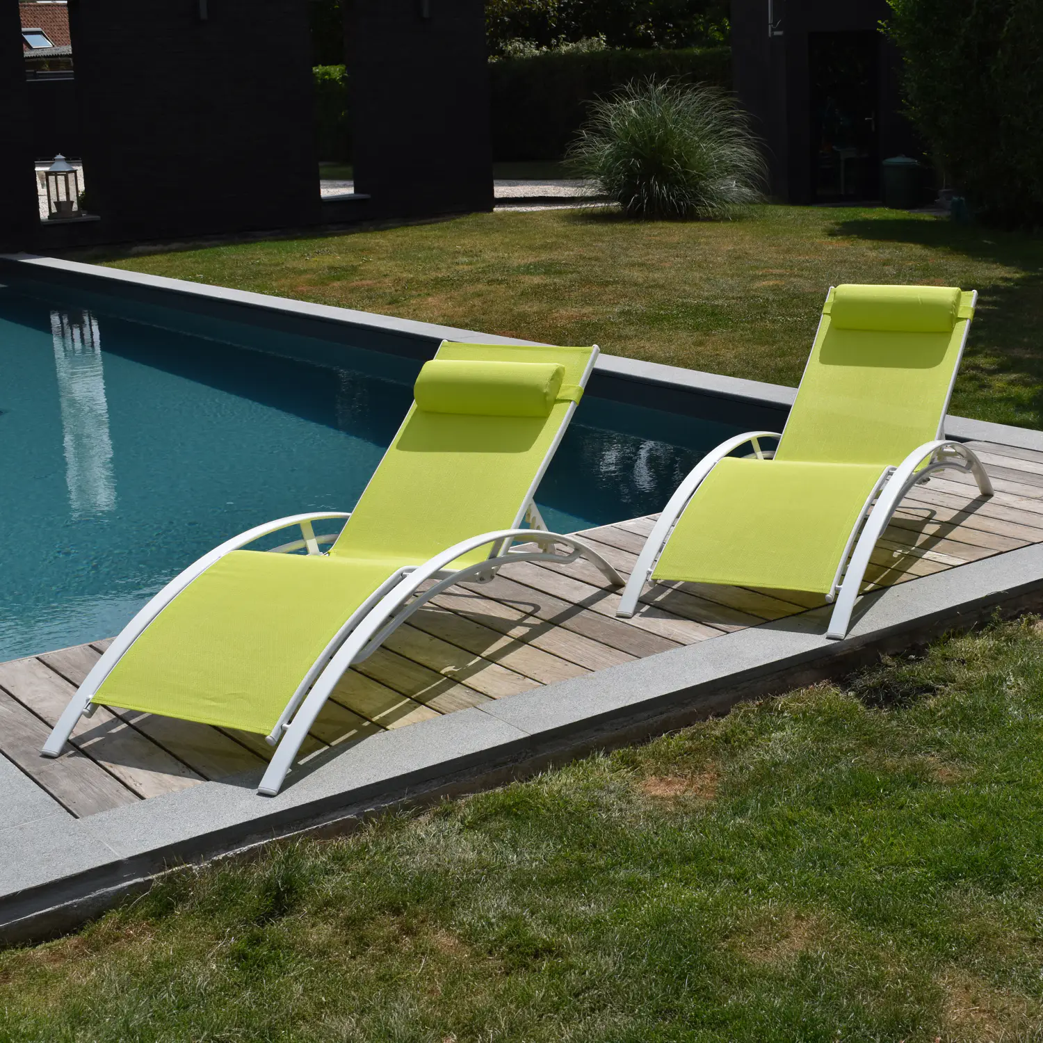 Set van 2groene textilene ligstoelen - wit aluminium