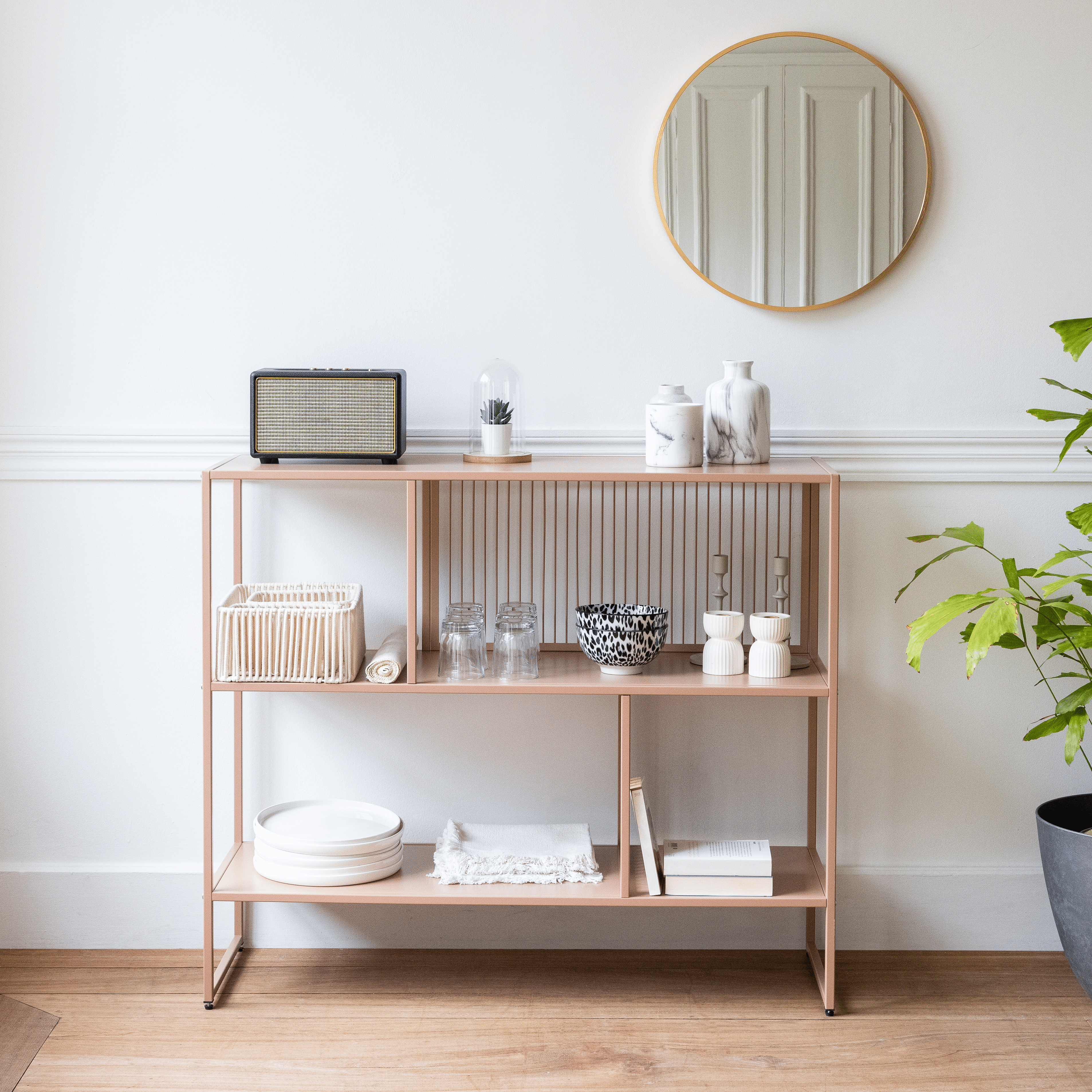 Vieja estantería de metal...