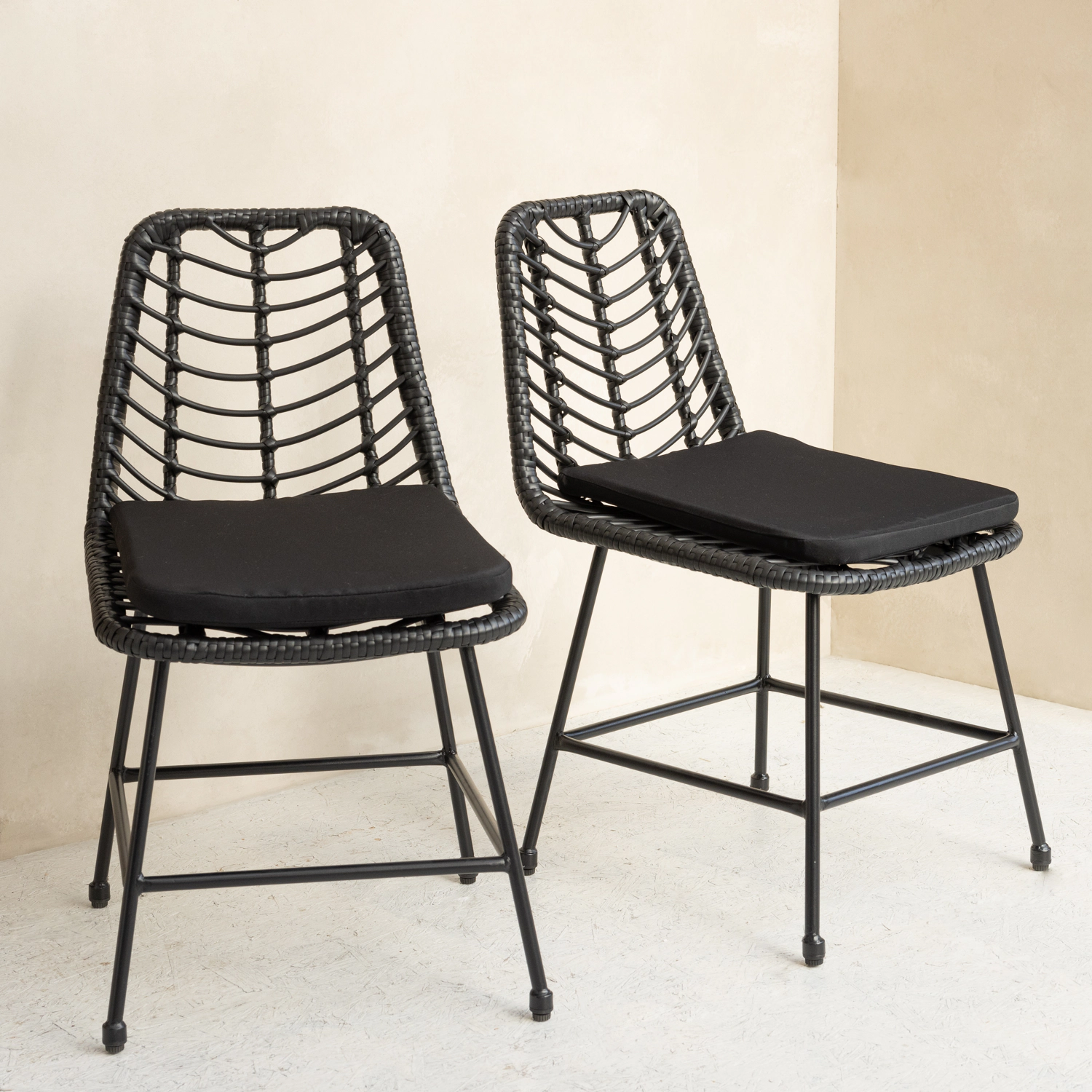 Set aus 2 Stühlen aus synthetischem Rattan in Schwarz mit Kissen OKA