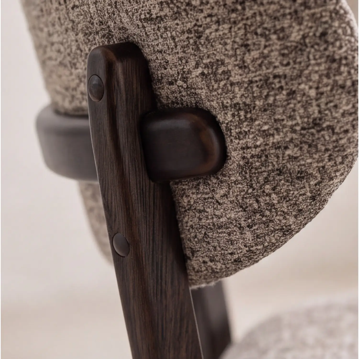 2er-Set Holzstühle in dunkler Nussbaum-Optik und meliertem Stoff in Taupe