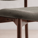 Set aus 2 Stühlen aus dunklem Holz und Kaki-Grün-Schlaufenstoff