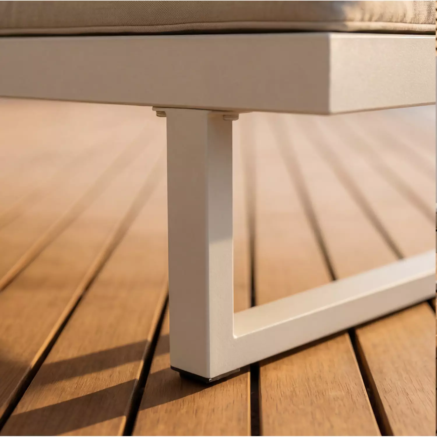 Lettino in alluminio con cuscino beige