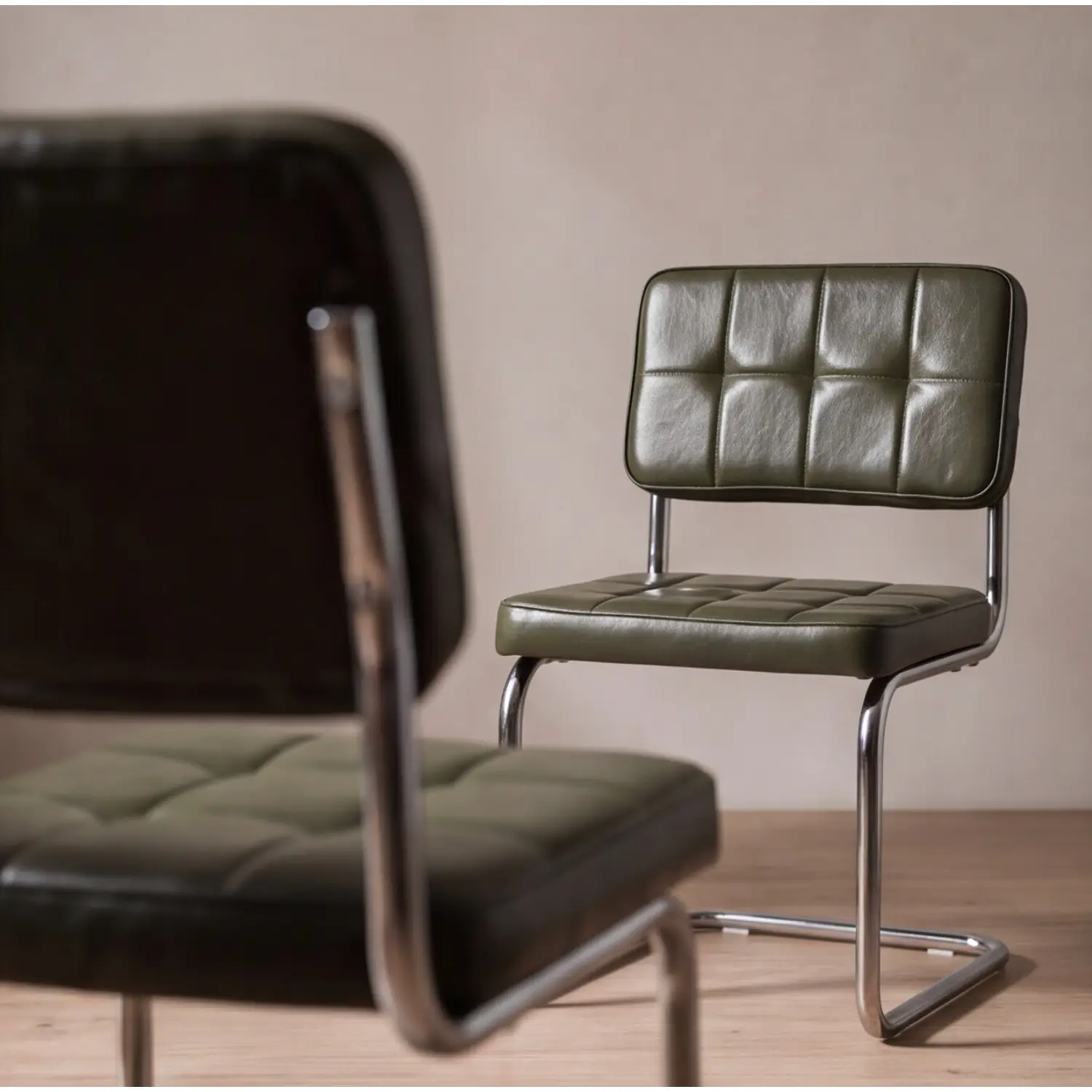 Lot de 2 chaises cantilever en simili vert kaki