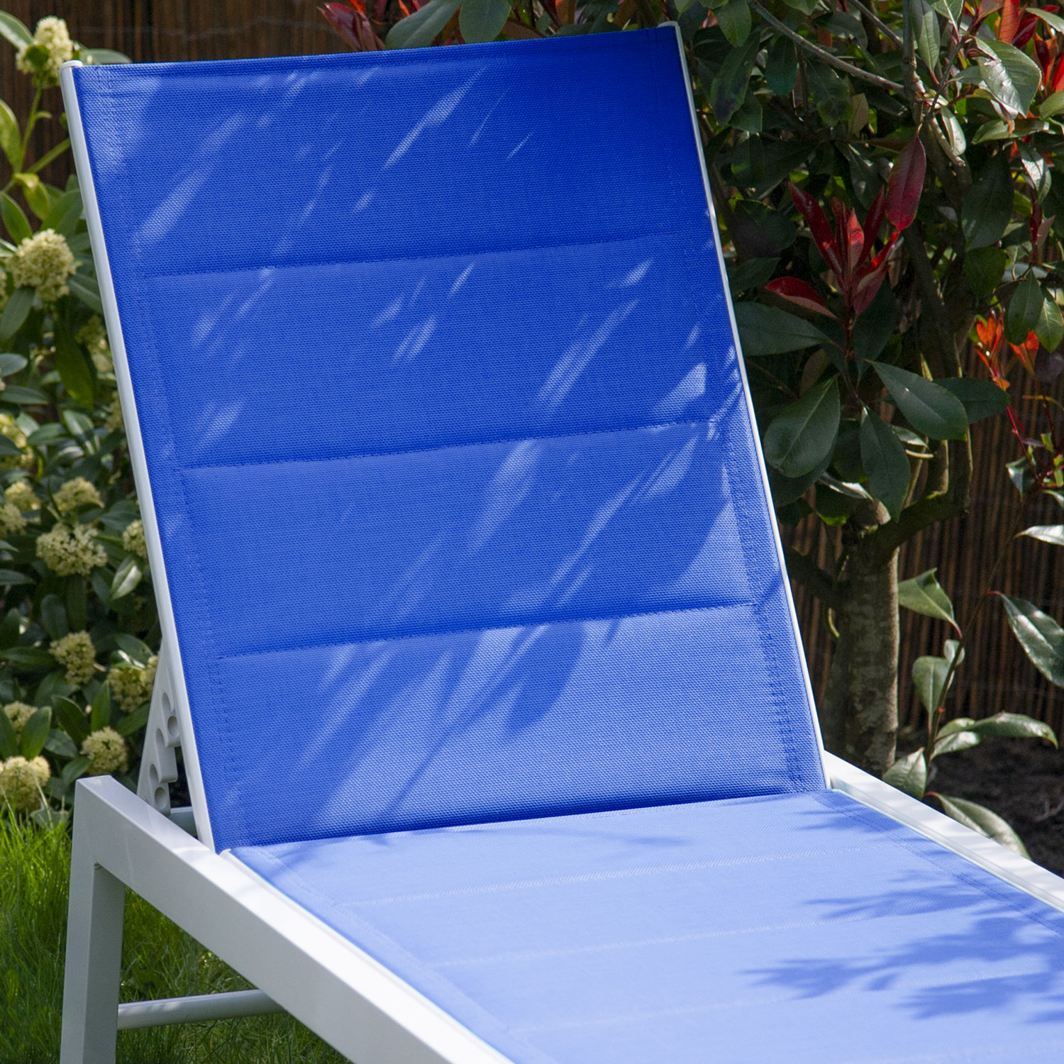 BARBADOS ligstoel in blauw textilene - wit aluminium