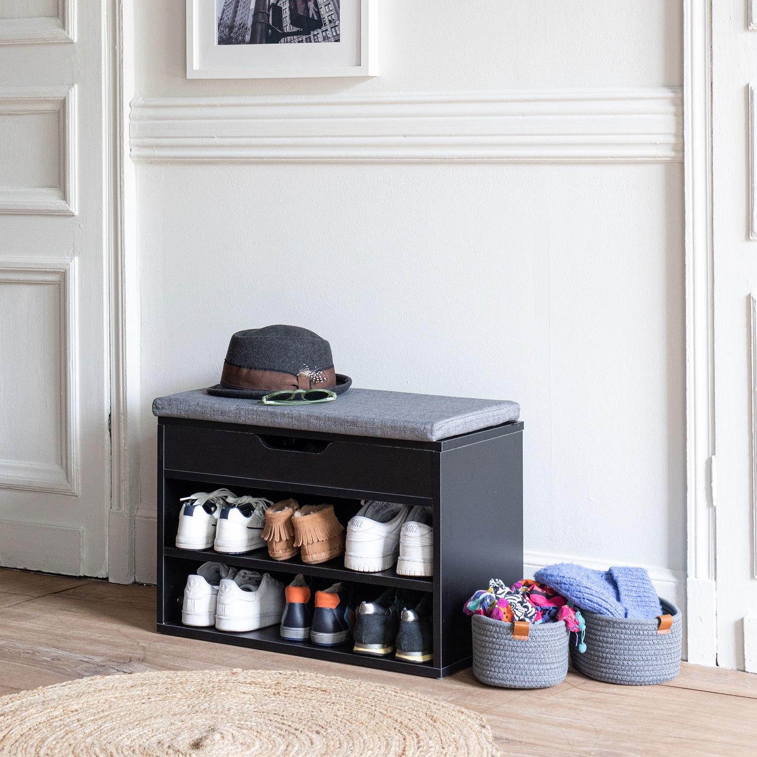 Zapatero negro con dos...